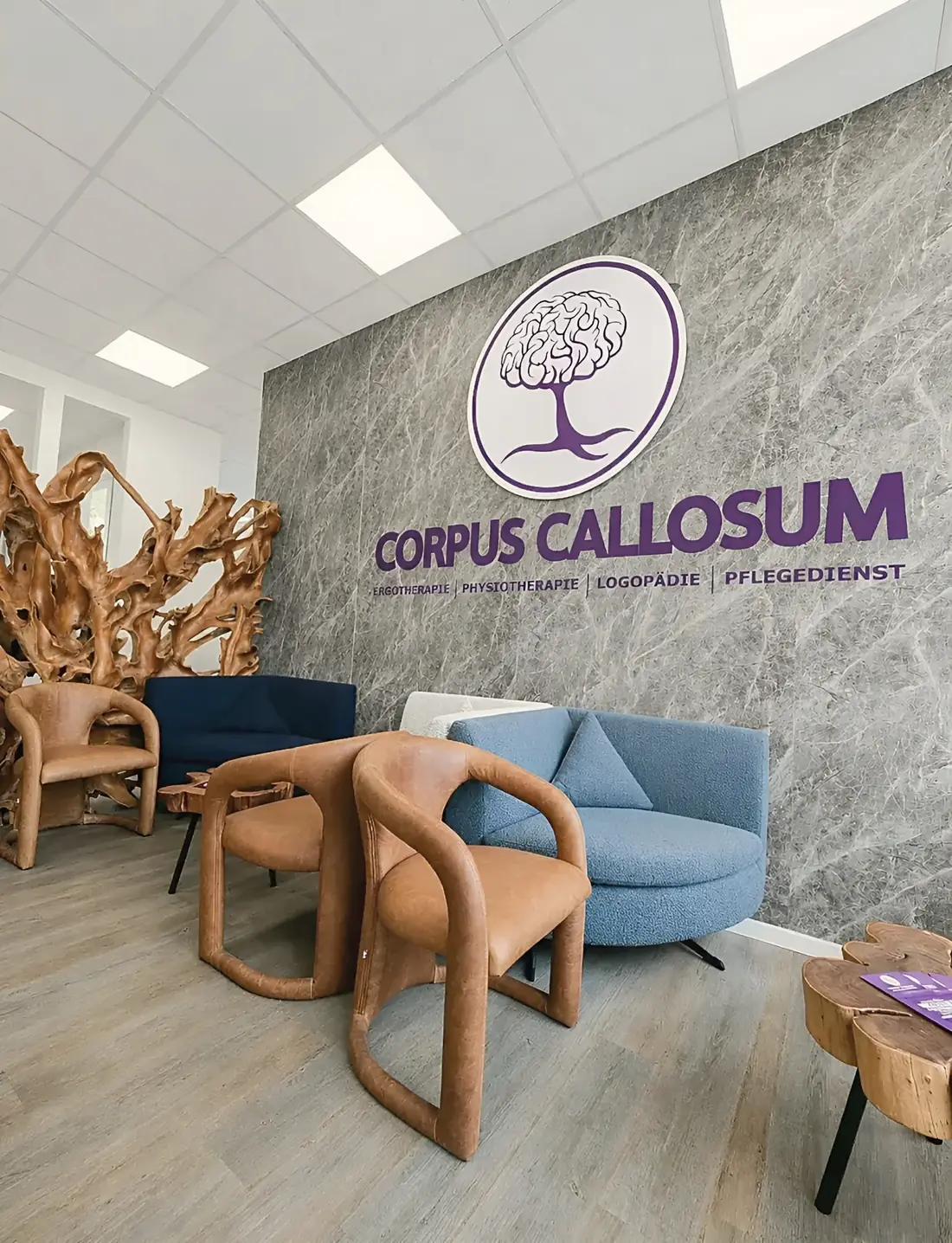 Empfangsbereich der Corpus Callosum GmbH mit Logowand und Sitzmöbeln
